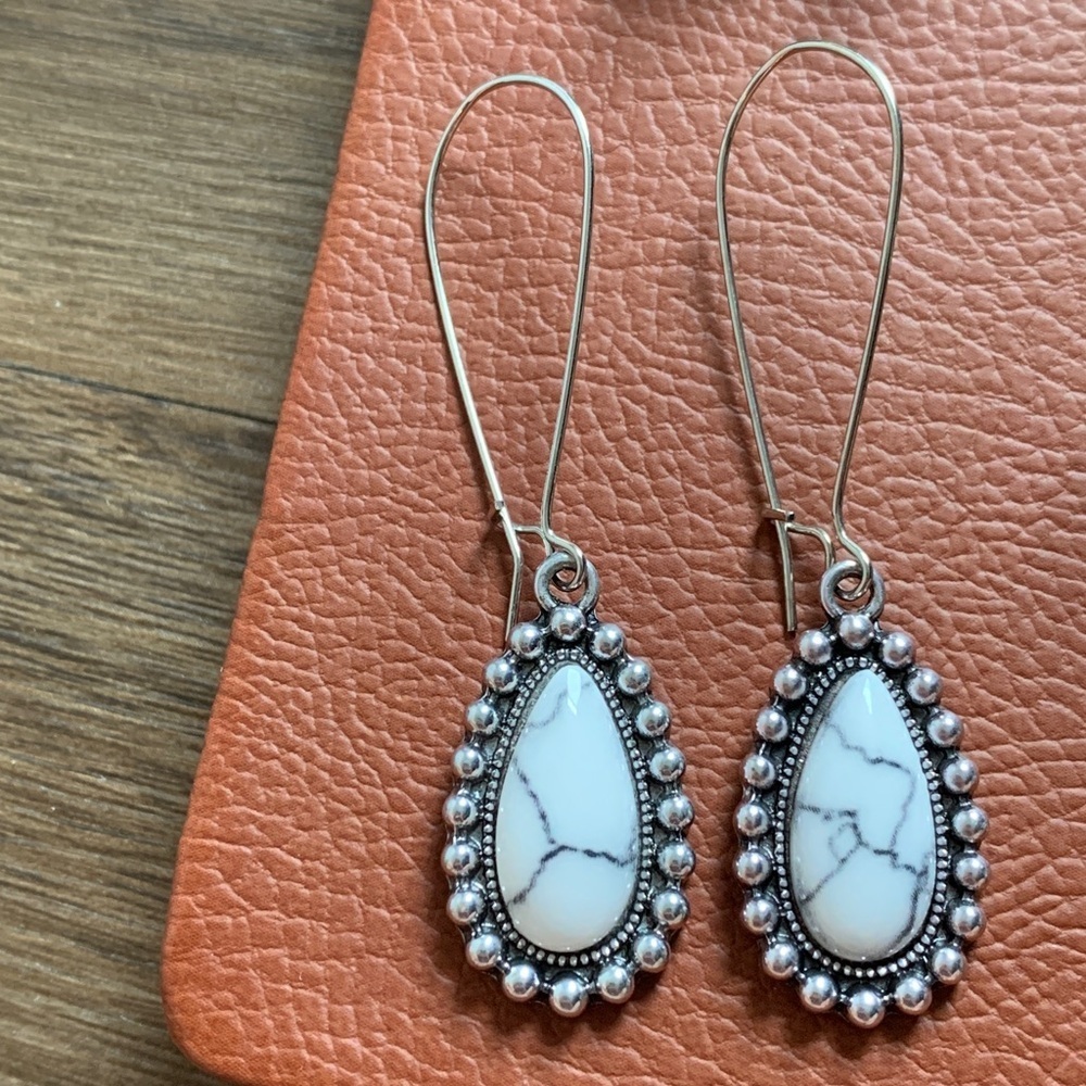 Silver and White marble design Teardrop Earrings GORGEOUS brand new without tag